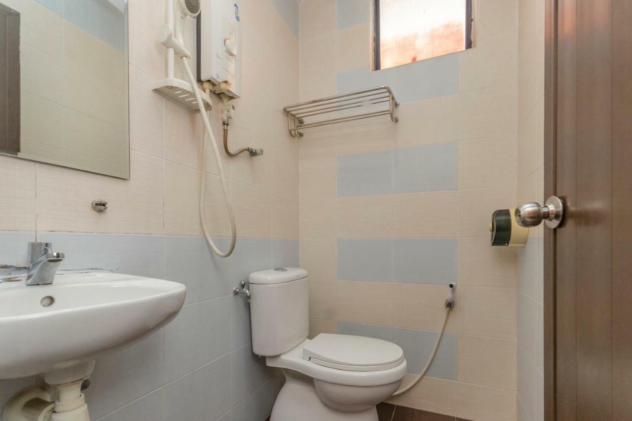 Oyo 1010 Skudai Hotel Экстерьер фото